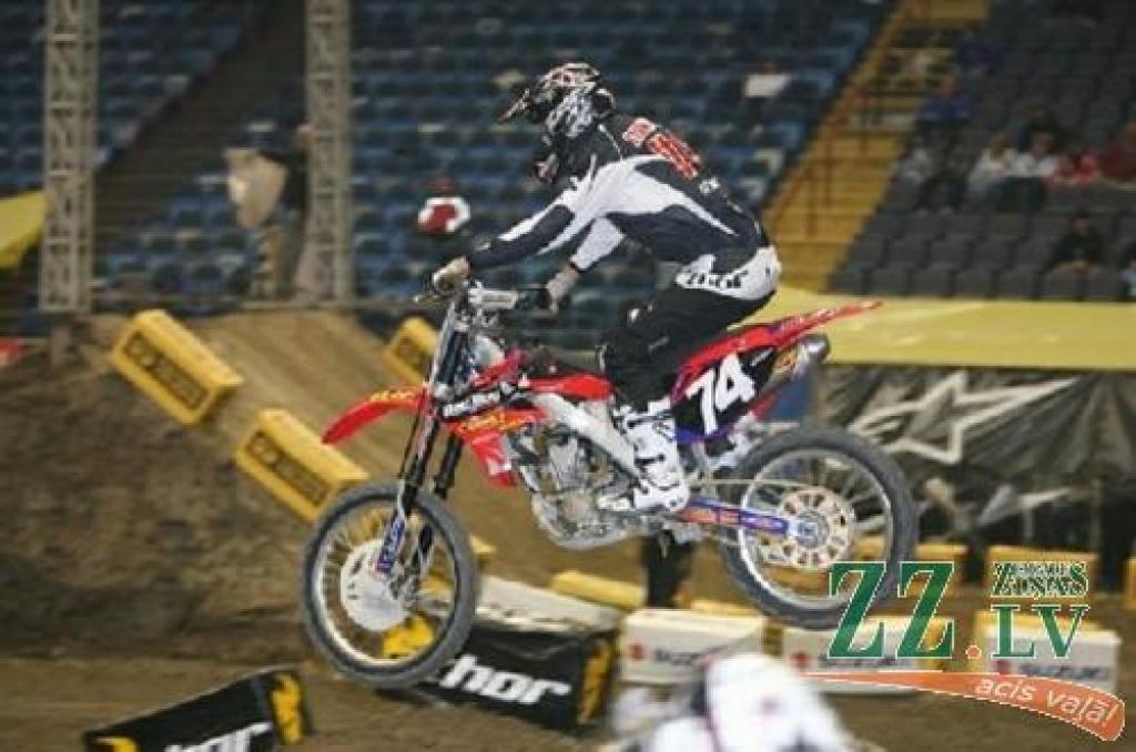 «Ivo pagaidām pierod pie tā, cik īss un ātrs ir aplis salīdzinājumā ar garākajām motokrosa trasēm Latvijā,» par I.Šteinberga aktivitātēm stāsta komandas menedžeris Kriss Hanters.
Autors: No www.arenacross.com