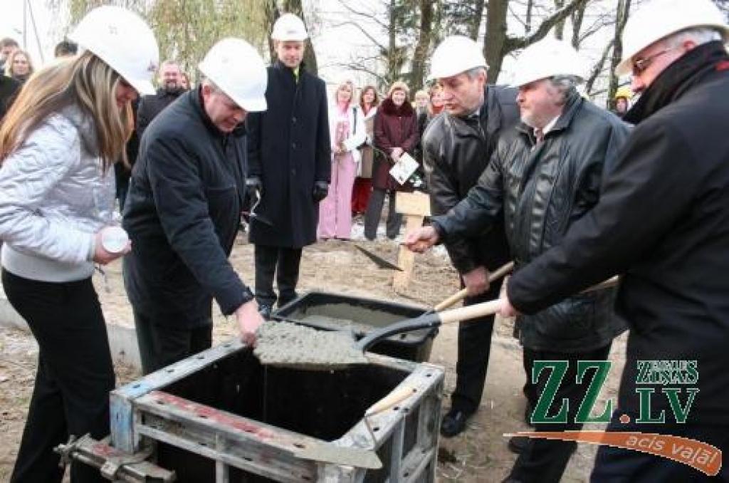 Vēstījuma iemūrēšanā piedalās arī Skolēnu parlamenta priekšsēdētāja vietniece Lita Zalāne, kā arī (no labās) Jelgavas mērs Andris Rāviņš un 4.vidusskolas direktors Agris Celms.
Autors: Agris Samcovs.