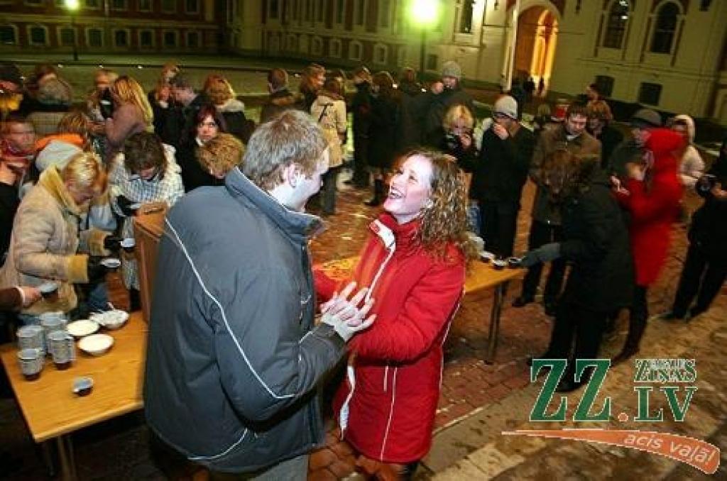 Lai arī sabraukuši no visām Latvijas malām, studenti ātri vien spēja atrast kopīgu valodu un labi izklaidēties.
Autors: Agris Samcovs.