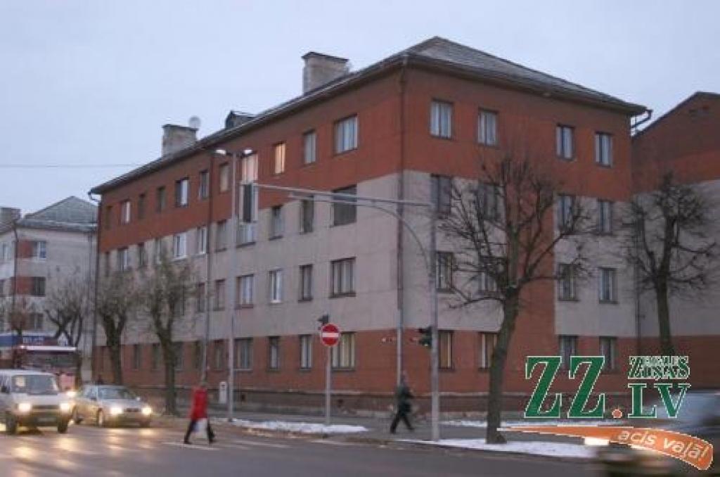 Jauns apsaimniekošanas firmas piesūtīto rēķinu skandāls. Pasta ielas 35.mājas un vēl 21 ēkas dzīvokļu īpašnieki saņēmuši SIA «Nebruk Jelgava» rīkojumu, kurā noteikts, ka uzņēmums turpmākos mēnešus (nenoteiktu laiku) papildus apsaimniekošanas maksai iekasēs 10 santīmus par katru mitekļa kvadrātmetru kā ieguldīto darbu apmaksu.
Autors: Agris Samcovs.