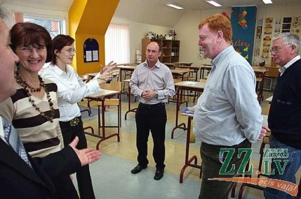 Ziemeļīrijas Sadarbības padomes pārstāvji Džons Noubls (vidū), Džeks Mišerons (Jack Micheron) (otrais no labās) un Dāvids Troters (David Trotter) (pirmais no labās) no Daunpatrikas reģiona vizītes laikā iepazinās ar Zaļenieku pamatskolu, Jelgavu un atzinīgi vērtēja policijas darbu nepilngadīgo lietu institūcijām.
Autors: Agris Samcovs.