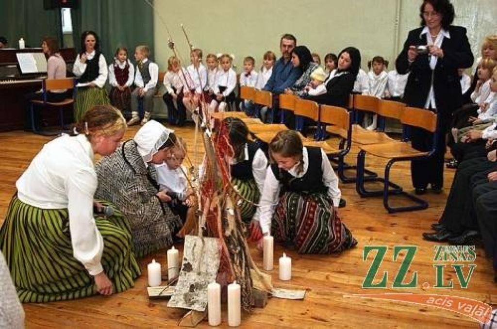 Par godu gaidāmajiem valsts svētkiem tika arī simboliski «iekurts ugunskurs».
Autors: Agris Samcovs.