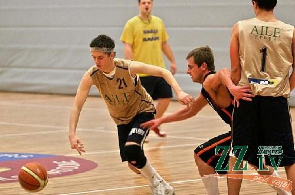 Turnīra B grupas pārliecinošie uzvarētāji «Zoo-Ķepas» ar 75:37 pārspēja komandu «Aile».
Autors: Agris Samcovs.