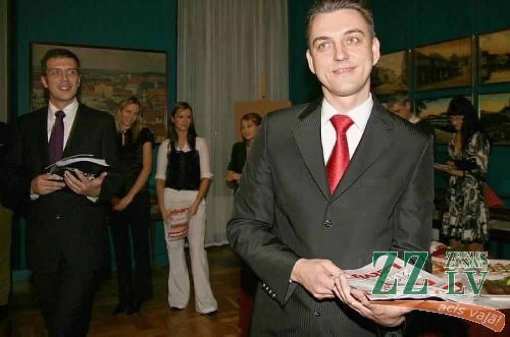 Citkārt tik ierastās tortes vietā svinību vietā uz ratiņiem atradās žurnāla «Nedēļa Jelgavā» pirmais numurs, kuru klātesošajiem izdalīja tā izdevējs Kristaps Cēburs (no labās) un galvenais redaktors Jānis Stundiņš.
Autors: Inga Karlinska.