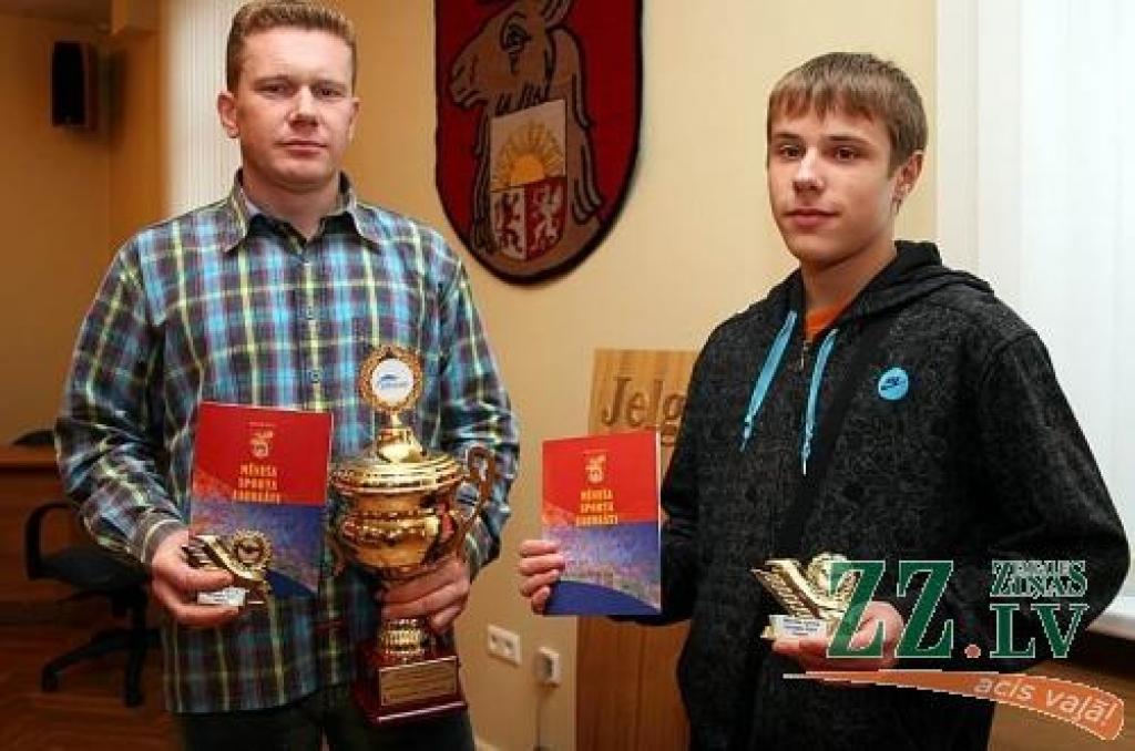 Jelgavas sporta laureātu vidū oktobra mēnesī iekļuvuši arī - ūdensmotosportists Uģis Gross (no kreisās) un karatists Kalvis Kalniņš.
Autors: Agris Samcovs.