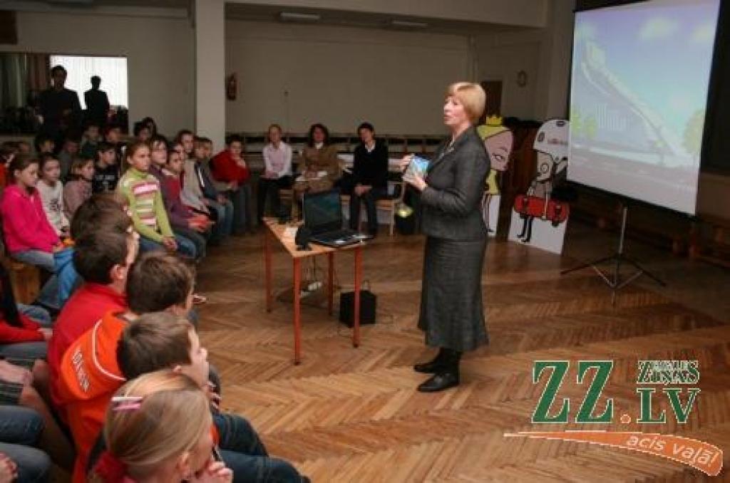 Datorspēle par Gaismas pili ir pirmais tik plaša mēroga projekts, kas tapis Latvijā. To prezentē projekta autore Karina Pētersone.
Autors: Agris Samcovs.