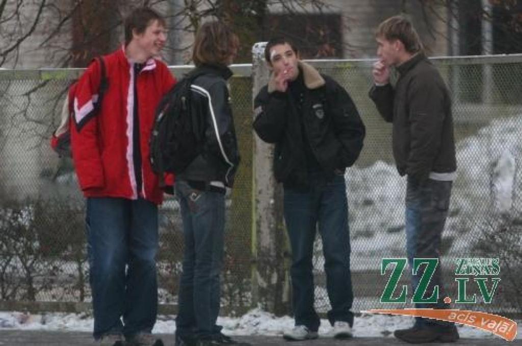 Amatniecības skolas apkārtnē ik dienu redzami pīpmaņu bari, kuru kaitīgais ieradums traucē apkārtējiem.
Autors: Agris Samcovs.