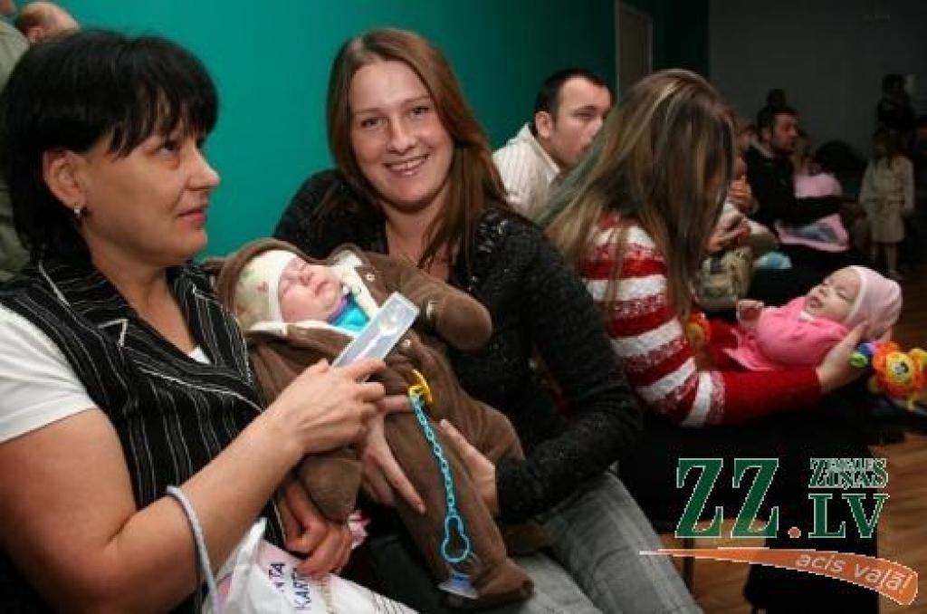 Bogdana Kalameida māmiņa Kristīna un vecmāmiņa Tatjana saņemto karotīti uzskata par vērtīgu dāvanu, jo sudrabs palīdzot attīrīt ūdeni, līdz ar to uzņemtā pārtika kļūstot veselīgāka.
Autors: Agris Samcovs