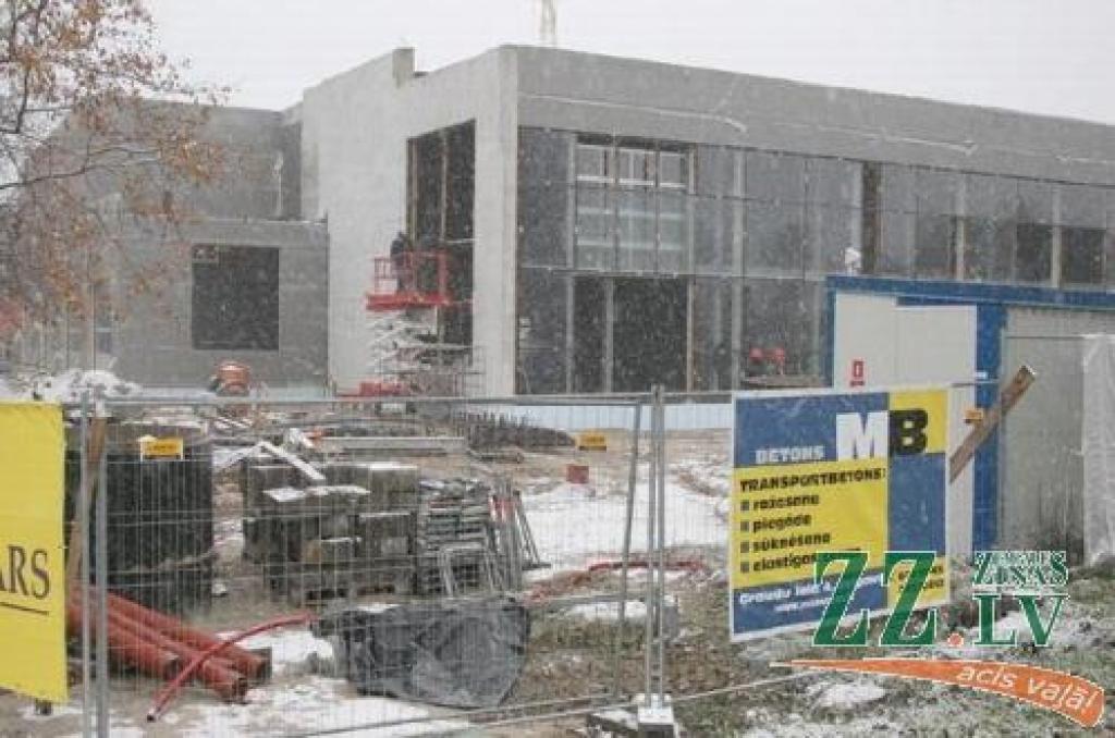 Atmodas ielā jau nākamā gada sākumā darbu varētu sākt autosalons, kurā tirgos arī transporta līdzekļu rezerves daļas.
Autors: Agris Samcovs