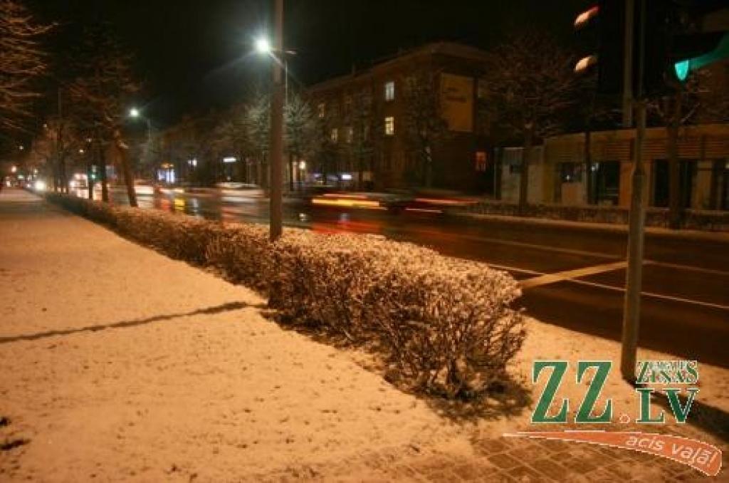 Otrdienas rītā pilsētas galvenās ielas bija slapjas, līdz ar to braukšanas apstākļi bija apmierinoši. 
Autors: Inga Karlinska.