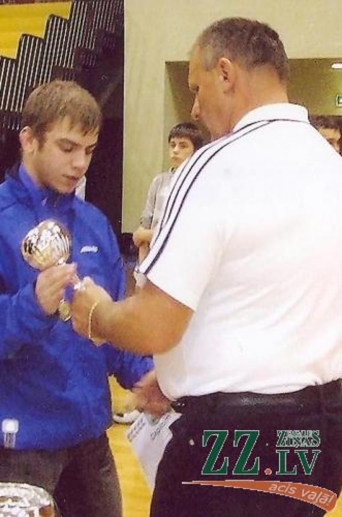 Valdeko Kalma apbalvo «Milona» sportistu Romānu Homenko.
Autors: Boļeslavs Matusevičs.