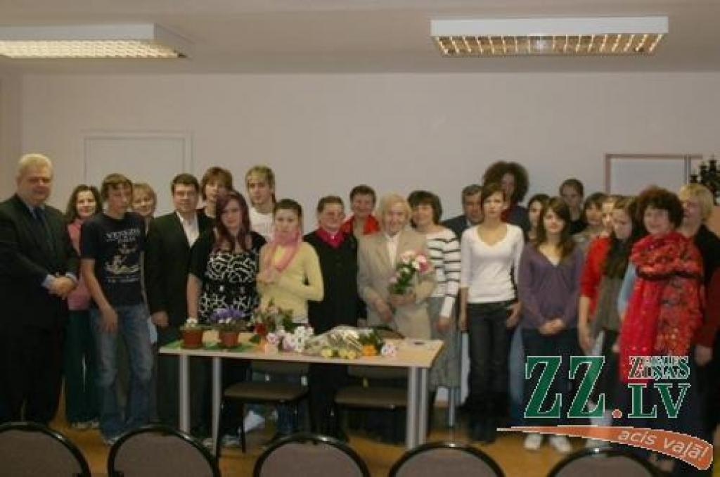 20 uzcītīgi Latvijas Bērnu fonda (LBF) Jelgavas nodaļas jaunieši saņēma stipendijas izglītības turpināšanai.
Autors: Lāsma Antoneviča.