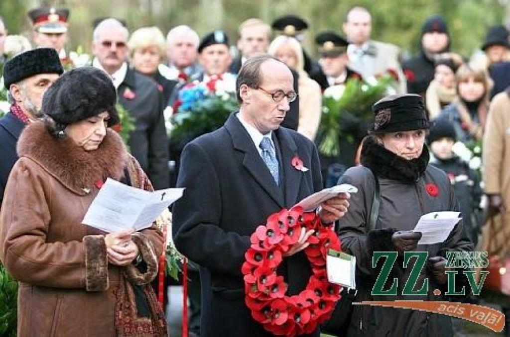 Uz tradicionālo piemiņas brīdi Sarkanās magones svētdienā Jelgavas Meža kapos pārstāvjus no citām ārvalstu vēstniecībām, kā arī Jelgavas pilsētas un rajona vadību bija ielūdzis Liebritānijas vēstnieks Latvijā Ričards Mūns (centrā).
Autors: Agris Samcovs.