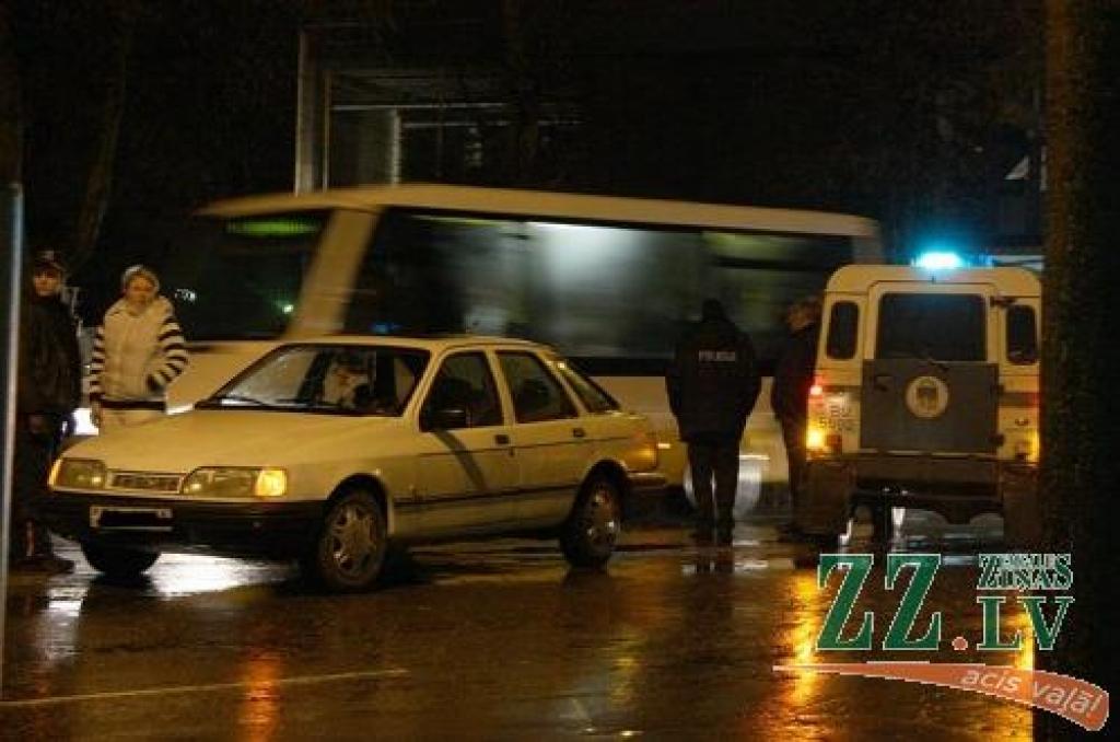 Gājējs ielu šķērsoja neatļautā vietā, un automašīnas «Ford» vadītājam lietus un tumsas dēļ viņu neizdevās pamanīt.
Autors: Krišjānis Grantiņš.