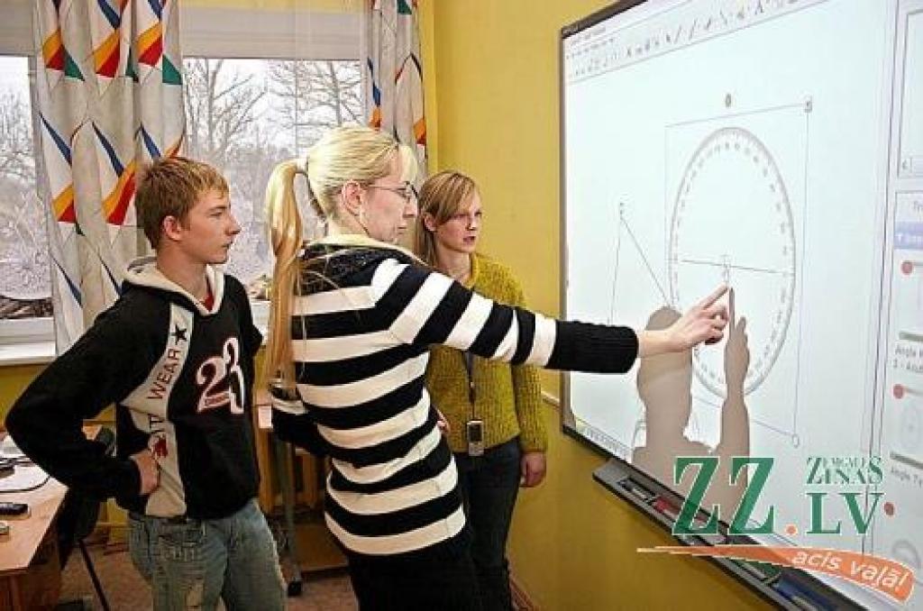Interaktīvās tāfeles iespējas izmēģina Lielvircavas pamatskolas matemātikas skolotāja Indra Kokareva.
Autors: Agris Samcovs.