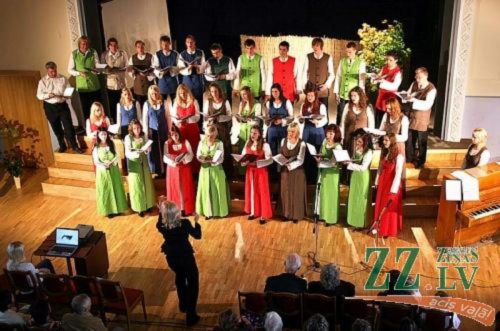 Krāsainos tērpos uzstājas kamerkoris «Mītava».
Autors: Agris Samcovs.