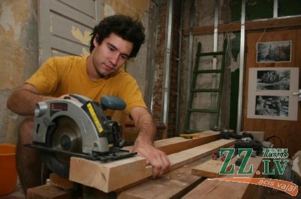 «Laika nav daudz, bet darbu gana,» atzīst viens no 676. istabiņas iemītniekiem Kalvis Žogots.
Autors: Agris Samcovs.