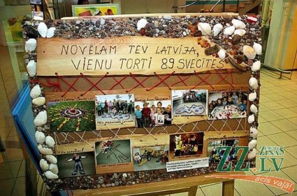 Izstādē izlikto kompozīciju veidošanā izmantotas ne tikai fotogrāfijas, bet arī dabas elementi.
Autors: Agris Samcovs.