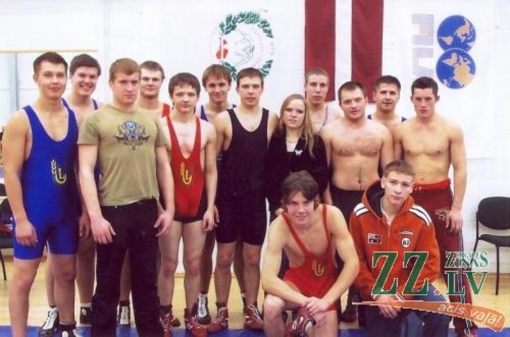 LLU studentu brīvās cīņas komanda. Centrā - augstskolas absolvente Agnese Šēfere, kas šogad iesaistījās sacensību tiesāšanā.
Autors: Boļeslavs Matusevičs.