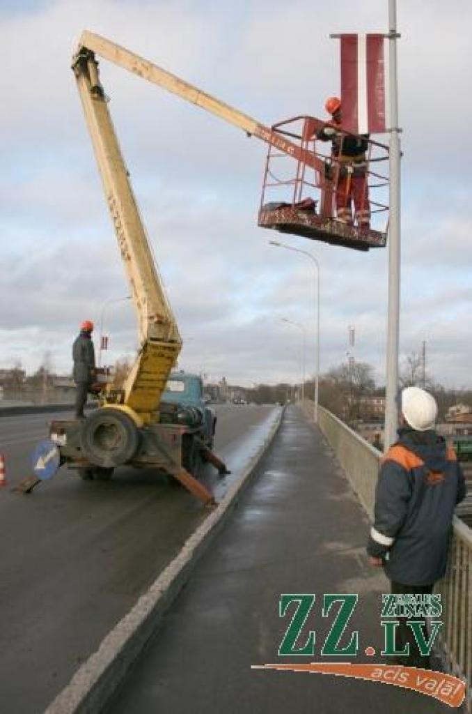 Citus gadus izmantotie rotājumi tiek piestiprināti virs gaisa tilta, kur apgaismes stabi uzstādīti tikai šogad.
Autors: Agris Samcovs.