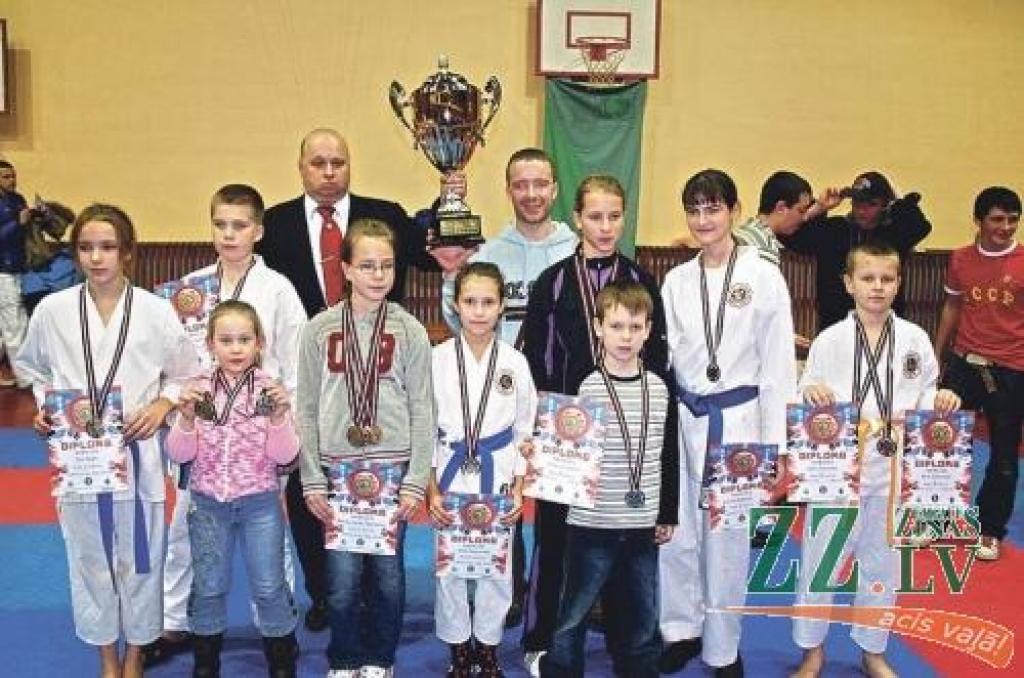 Jelgavas kluba «Shinri» karatisti starptautiskajā turnīrā Tukumā nopelnījuši komandu kopvērtējuma kausu.
Autors: No kluba «Shinri» arhīva.