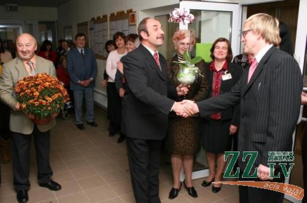 NVA Jelgavas filiāles vadītāju Māri Narvilu sveic SIA «Velis-A» direktors Aldis Knāviņš.
Autors: Agris Samcovs.