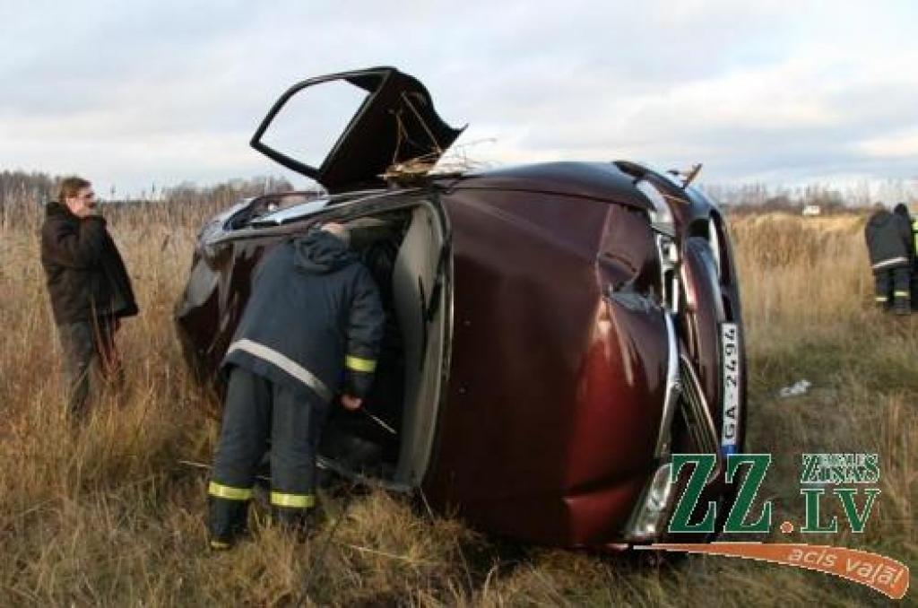 «Mazda 626» pēc sadursmes nogrima karjera dzelmē. Vadītājam, lai arī pārsalušam, tomēr izdevās nokļūt krastā.
Autors: Inga Karlinska.