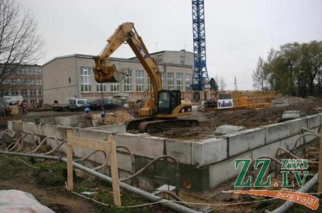 Topošajā trīsstāvu piebūvē paredzētas vispārizglītojošo mācībstundu, multimediju un datorapmācības klases, bibliotēka, koncertzāle, skaņu ierakstu studija, medpunkts un citas telpas.
Autors: Agris Samcovs.