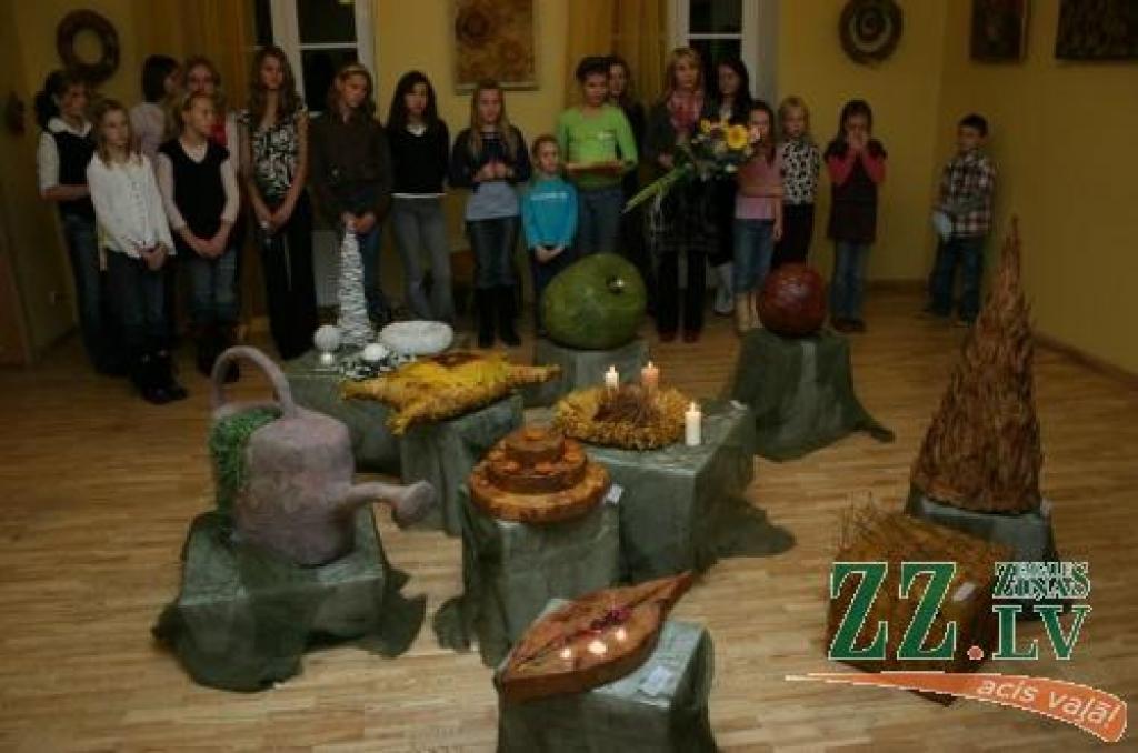 Ozolnieku vidusskolas floristikas studijas «Ziedu laiva» dalībnieču izgatavotos darbus tautas namā varēs apskatīt līdz mēneša beigām.
Autors: Agris Samcovs.