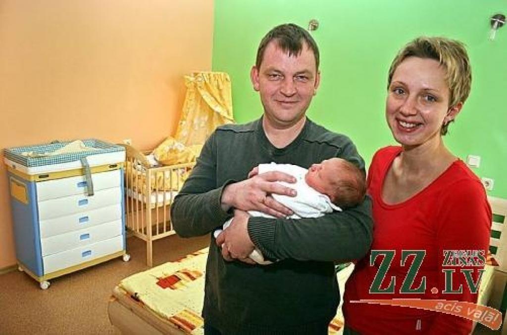 Tagad Jelgavas pilsētas slimnīcas dzemdību nodaļā izveidota ģimenes palāta. Pirmā tās piedāvātās iespējas iemēģināja jelgavnieku Gaiļu ģimene.
Autors: Agris Samcovs.