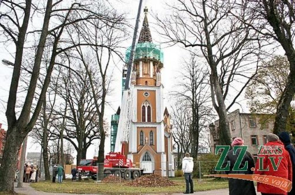 Otrdien autoceltnis dažu desmitu jelgavnieku priekšā nocēla Sv.Jāņa baznīcas torņa smaili ar krustu.
Autors: Agris Samcovs.
