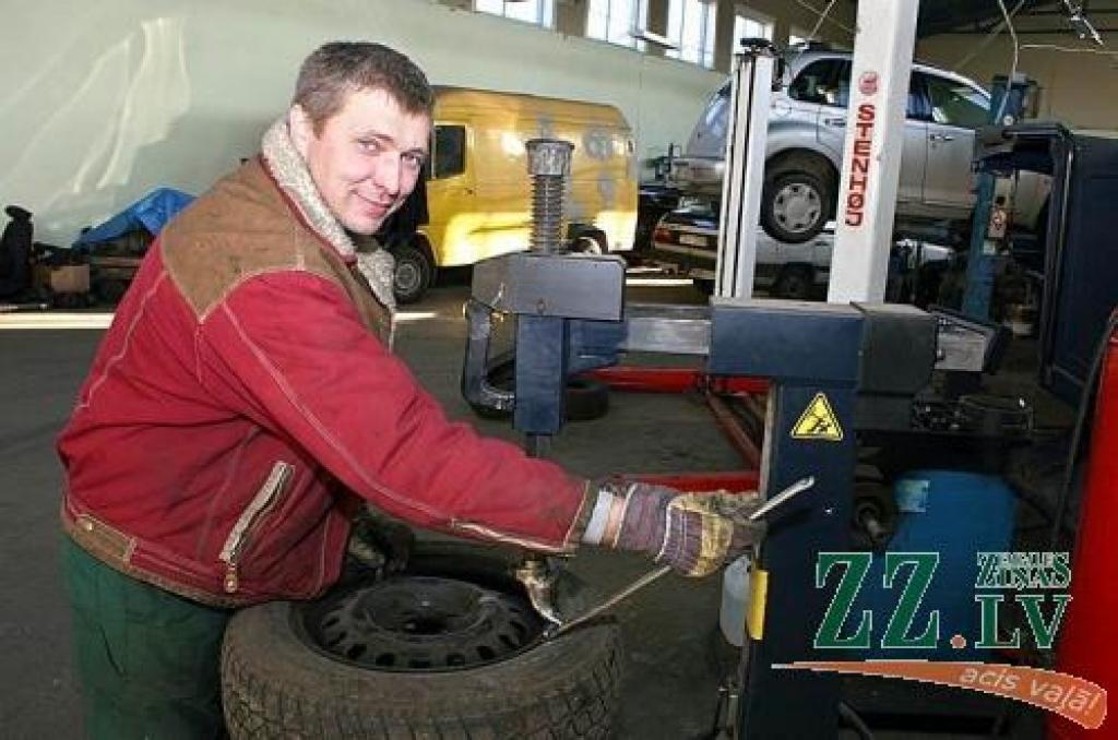 «Labam mehāniķim profesijai jābūt sirdslietai. Darbs jāveic ar prieku,» saka servisa vadītājs Uldis Rozenštrauhs.
Autors: Agris Samcovs.