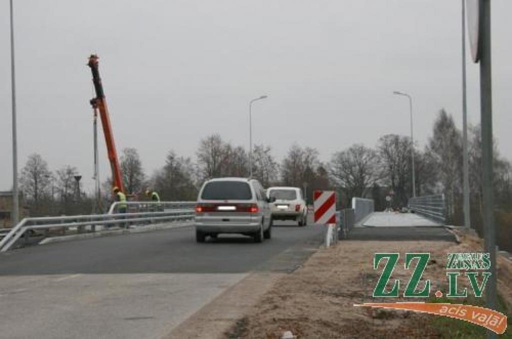 Transporta līdzekļu kustība pār tiltu jau atjaunota, un tuvākajā laikā tiks pabeigti arī atlikušie nelielie darbi. Oficiālā tilta atklāšana paredzēta tuvāko nedēļu laikā.
Autors: Inga Karlinska.