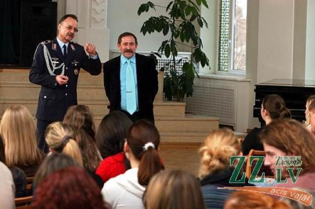 «Saspringtajam stāvoklim Afganistānā neredz galu,» tiekoties ar Jelgavas Valsts ģimnāzijas skolēniem, atzina Vācijas militārais atašejs Mihaēls Ebersbahs (no kreisās).
Autors: Agris Samcovs.