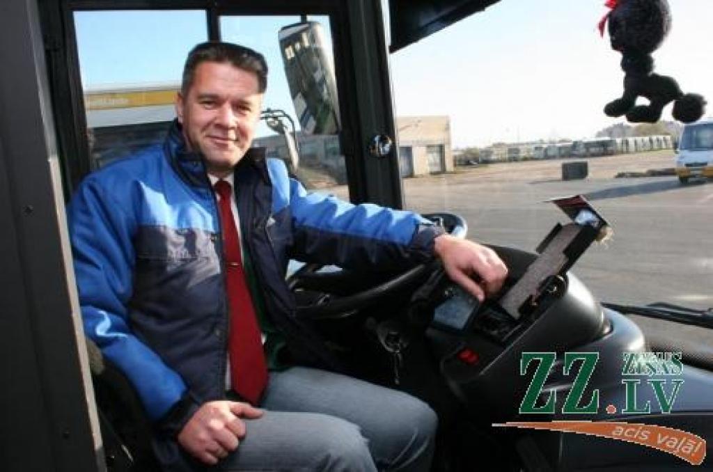 SIA «Jelgavas autobusu parks» tālsatiksmes šoferis Guntars Valters atklāj, ka viņam tīk izvēlētā profesija un darbs ar cilvēkiem, tāpēc uzsmaidīt pasažieriem nav grūti.
Autors: Agris Samcovs.
