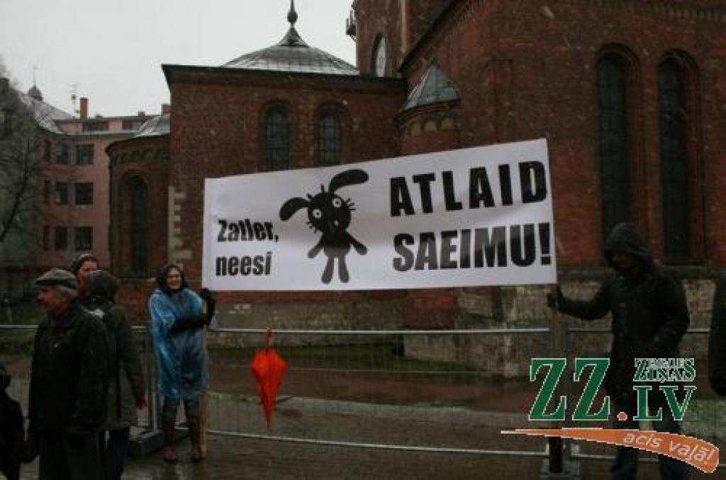 Valsts prezidents smagas dilemmas priekšā - vai asociēties ar ļipu trīcinošu dzīvnieciņu vai uzstāties pret tiem, kas zvēru ielokā viņu izraudzījušies kā nākamo valsts līderi.
Autors: Edgars Sauka.