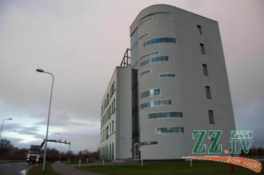 Būvizstrādājumu inovāciju un testēšanas centra (BITC) izveides projekts Jelgavā, Lielupes krastā varētu zaudēt 1,9 miljonu eiro lielo Eiropas Savienības (ES) līdzfinansējumu.
Autors: Krišjānis Grantiņš.