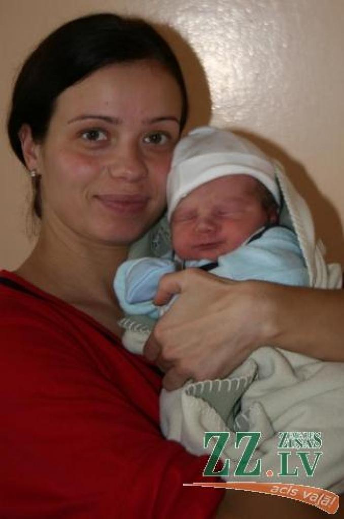 Kristiāna Andersone ar dēliņu, kura vārds atstāts tēta ziņā.
Autors: Lāsma Antoneviča.