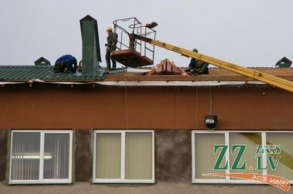 Saistībā ar Jelgavas 4.pamatskolas jumta izbūvi darāmo darbu sarakstā vēl atlikusi lietus ūdens kanalizācijas cauruļu pielikšana un dēļu apšūšana no apakšas. Šos darbus plānots paveikt līdz mēneša beigām.
Autors: Inga Karlinska.