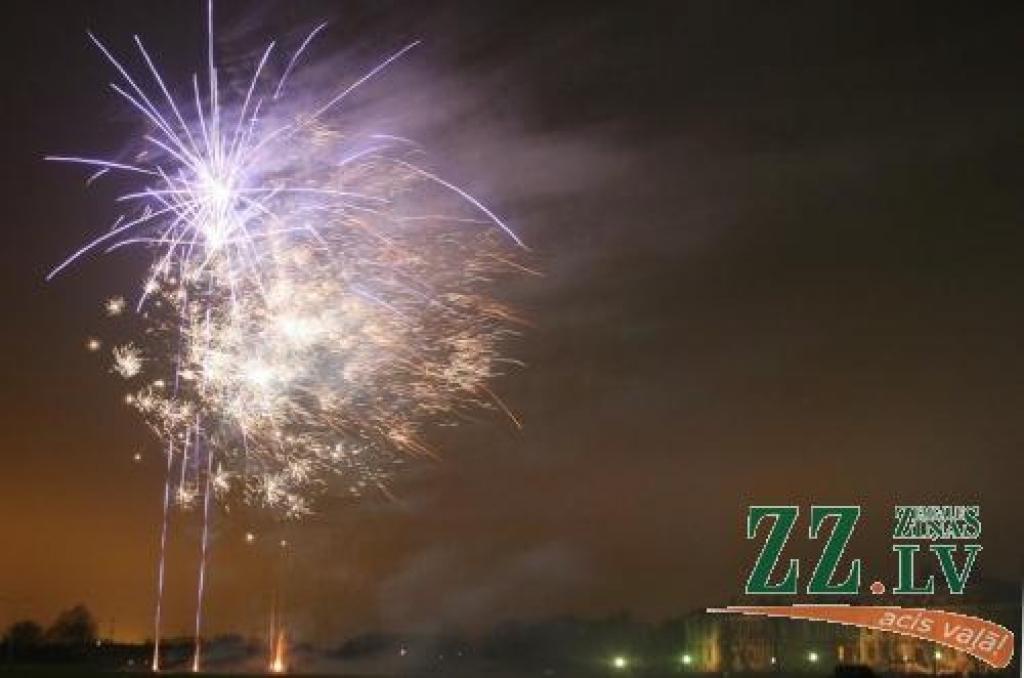 Lai svētku uguņošanu par godu valsts svētkiem varētu sarīkot arī šogad, uzņēmēji tiek aicināti ziedot šim nolūkam līdzekļus.
Autors: No «Ziņu» arhīva.