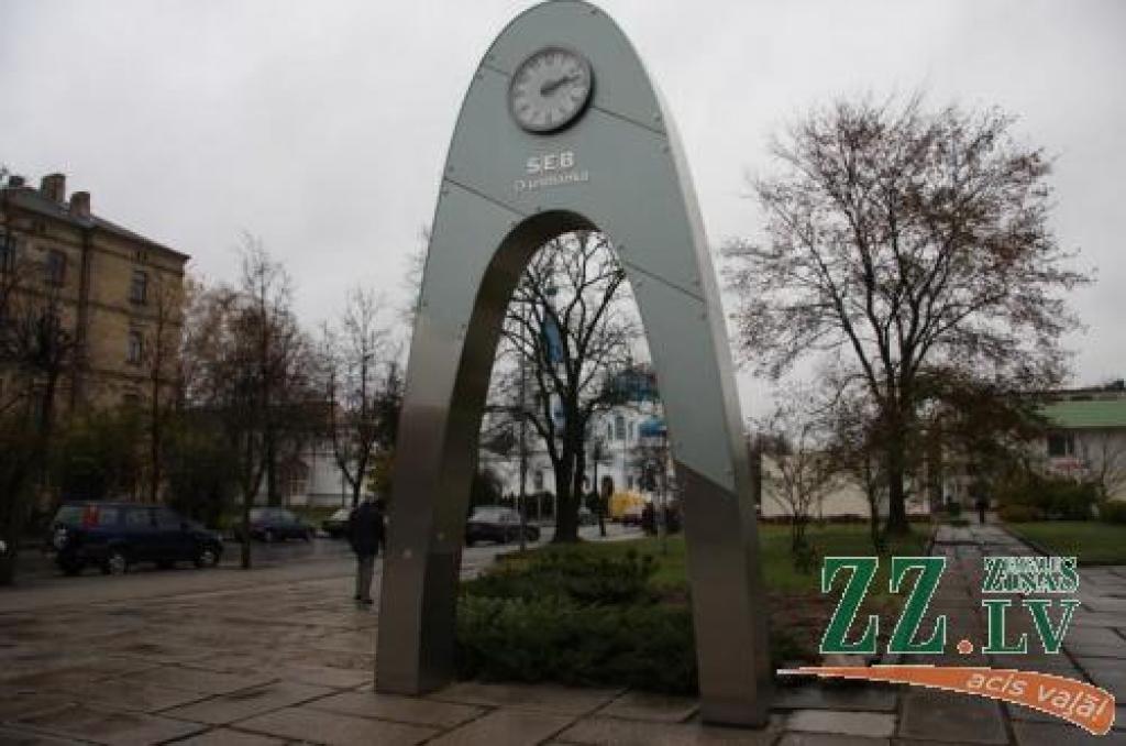 SEB Unibanka Jelgavai dāvātais pulkstenis ir viens no laikrāžiem, kas tapuši ar privāto atbalstu. Vietvara un iedzīvotāji vēlētos, lai tādu būtu vairāk.
Autors: Krišjānis Grantiņš.