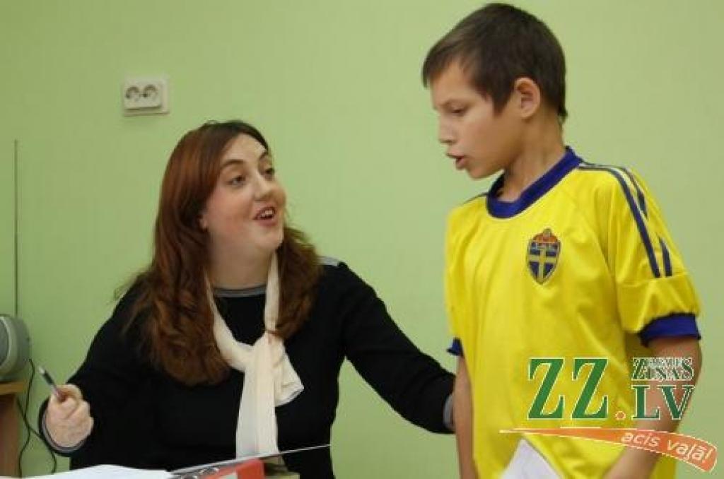 «Ja grib, var visu,» atskatoties uz savu kādreizējo audzēkņu dzīves gaitām, saka skolotāja Kristīne Dresmane. Un savu skolniekus viņa prot iedrošināt.
Autors: Krišjānis Grantiņš.