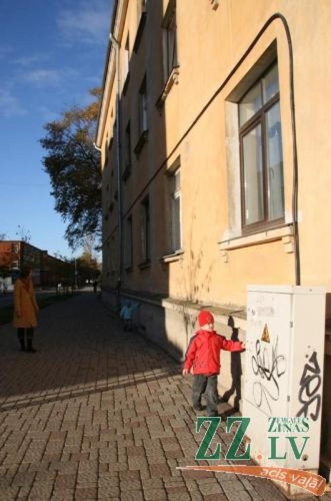 Izrādās, ka, atšķirībā no stiklotām lodžijām, resns kabelis uz fasādes mājas stilu vis nebojā...
Autors: Inga Karlinska.