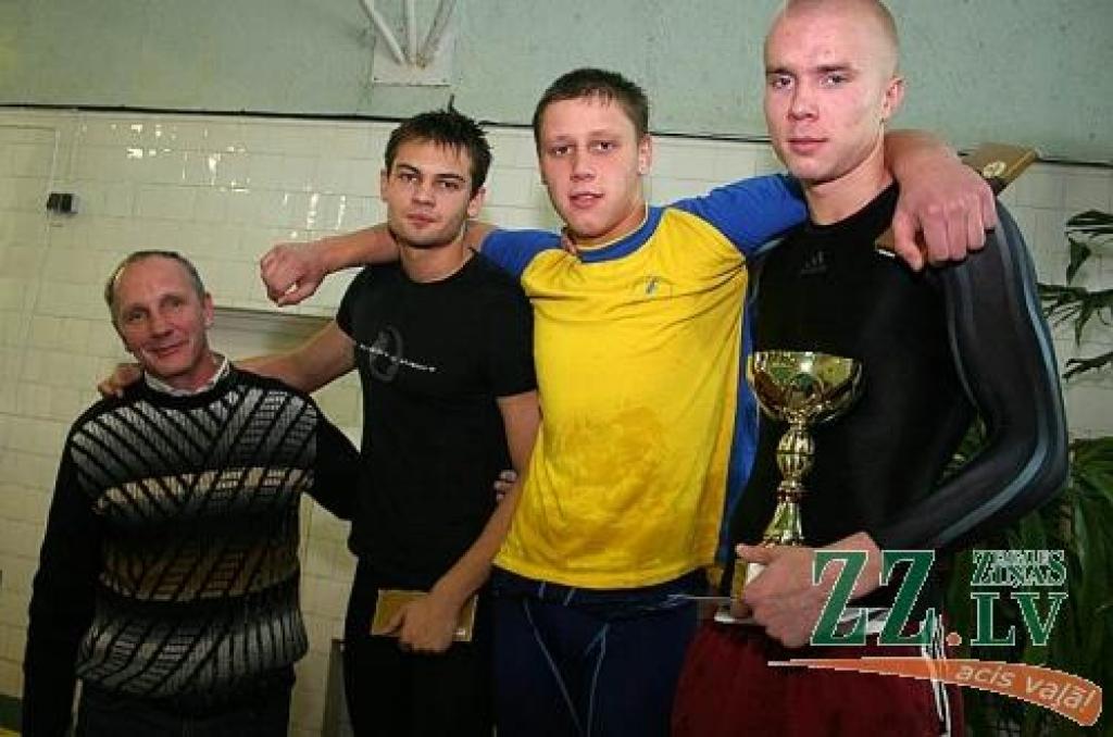 J.Mistera kausa ieguvējs Māris Lencēvičs (no labās) kopā ar Vladimiru Kudrjavcevu un Pāvelu Belousu, kuri dala 2.-3. vietu, un kādreizējā čempiona tēvu Andri Misteru.
Autors: Agris Samcovs.