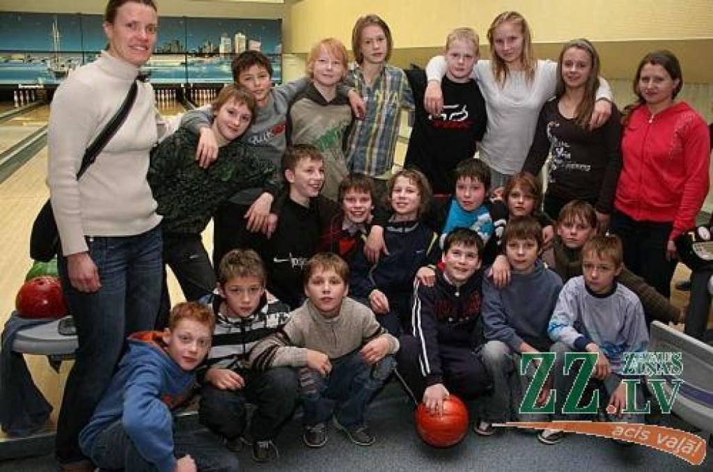 Hokeja kluba «Zemgale» jaunie sportisti kopā ar trenerēm atpūtas brīdī boulinga zālē.
Autors: Agris Samcovs.