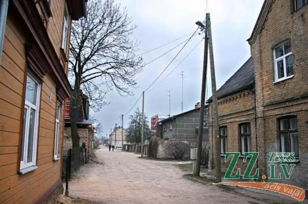 Ja pirms svētkiem, pēc lasītājas vēstītā, Veidenbauma ielā laternās dega gaisma, tad ceturtdien pēcpusdienā apgaismojums bija izslēgts.
Autors: Agris Samcovs.