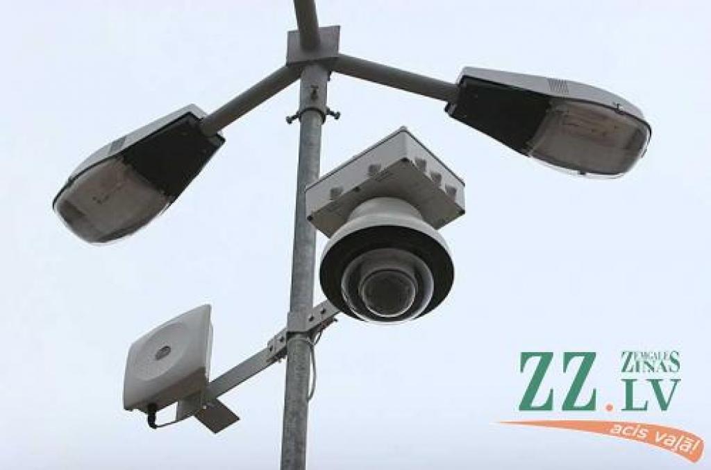 Uzvaras parkā pašlaik ir divas grozāmās kameras, kas atrodas uz laternām. Tās fiksē katru notiekošo darbību, reaģē uz ikvienu kustību un pavērš objektīvu attiecīgajā virzienā.
Autors: Agris Samcovs.