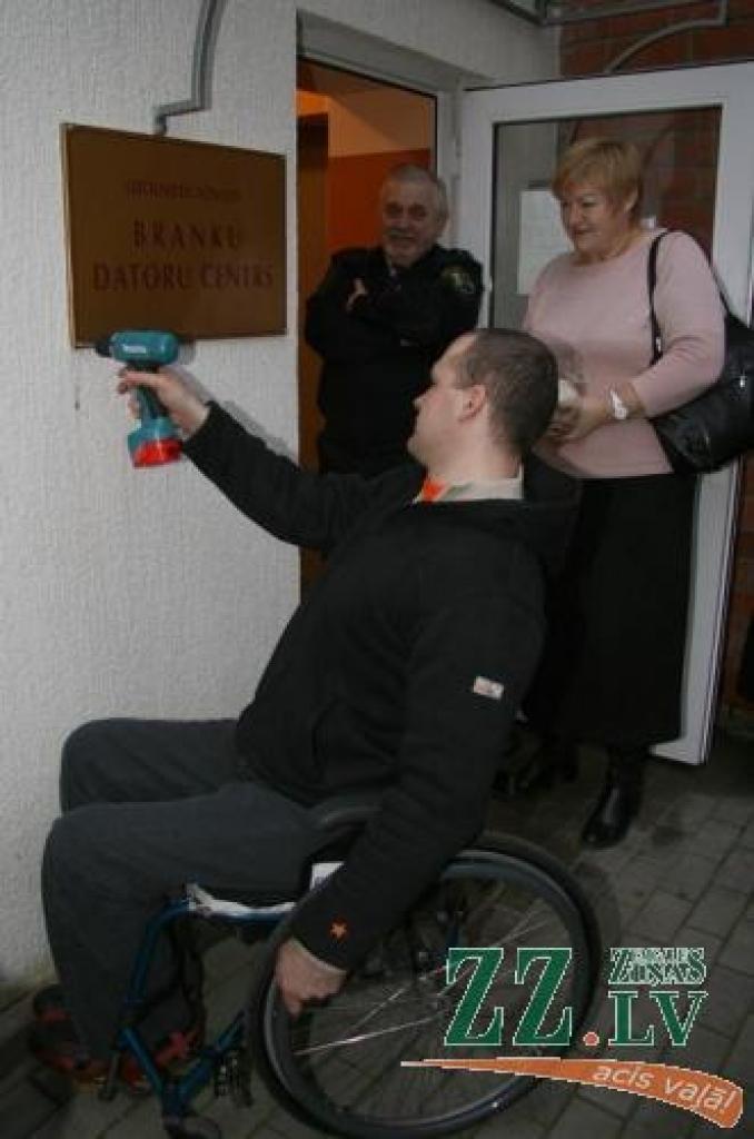 Guntars Skrabe līdz ar datoru centra atklāšanu ieguvis patstāvīgu darba vietu, ko uzskata par būtisku atbalstu, jo cilvēkiem ar īpašām vajadzībām tādu sameklēt nebūt neesot viegli.
Autors: Inga Karlinska.
