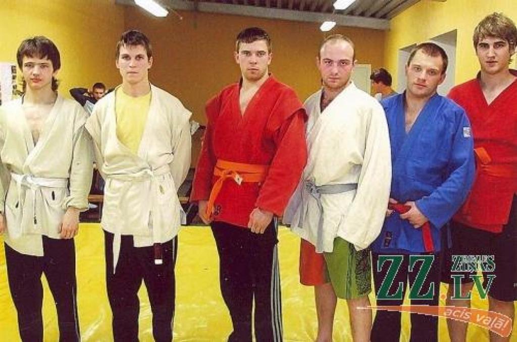 Uzvarētāji savās svara kategorijās (no kreisās): Aldis Smars (līdz 60 kg, Tehniskā fakultāte), Valentīns Kukšinovs (līdz 66 kg, Meža fakultāte), Valērijs Koteļeņecs (līdz 73 kg, Tehniskā fakultāte), Sergo Tvauri (līdz 81 kg, Informācijas tehnoloģiju fakultāte), Aleksejs Koteļeņecs (līdz 90 kg, tehniskā fakultāte) un Vitālijs Žuks (virs 90 kg, Informācijas tehnoloģiju fakultāte).
Autors: No Boļeslava Matuseviča personīgā arhīva.