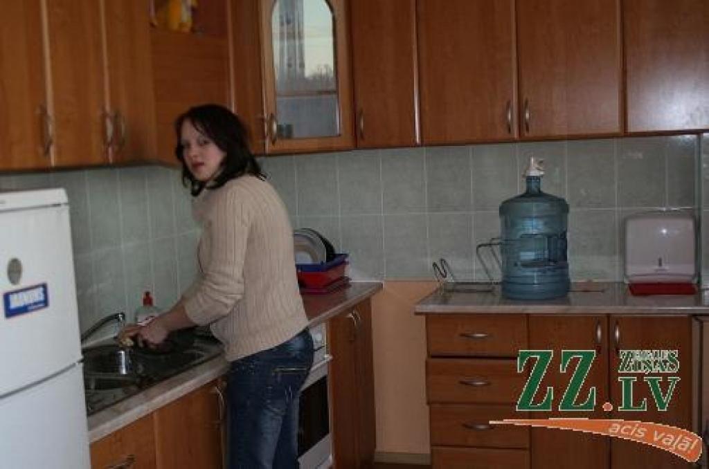 Virtuvē saimnieko Laura Kranciņa no Jauniešu grupas.
Autors: Lāsma Antoneviča.
